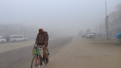  लगातारको हुस्सु र कुहिरोले तराइको जनजीवन प्रभावित, चिसोबाट जोगाउन चोक चोकमा दाउरा वितरण 